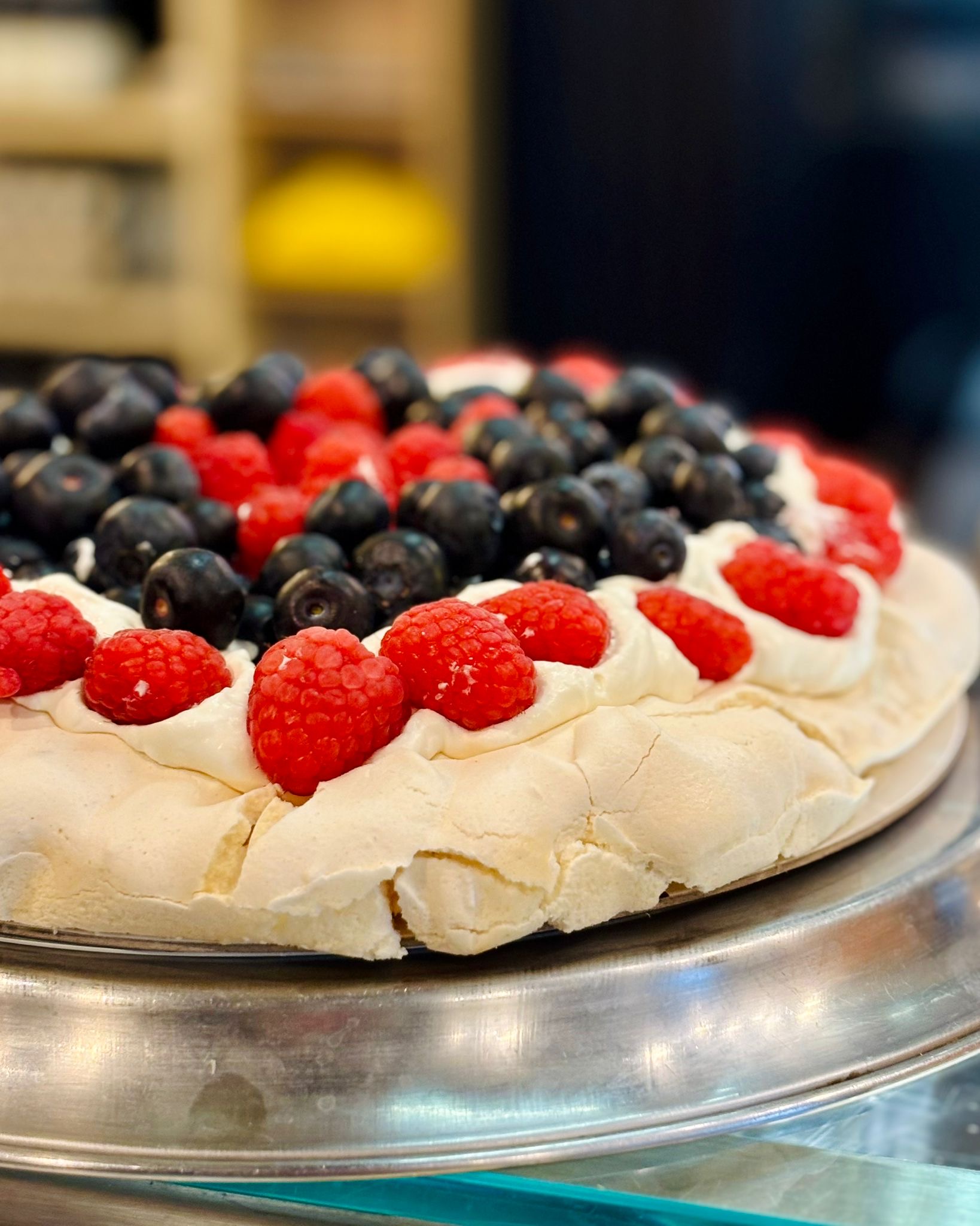 Photo montrant une  pavlova faite maison aux myrtilles et framboises également servi au Caffe corto à Paris 8 Madeleine 11 Rue Tronchet
